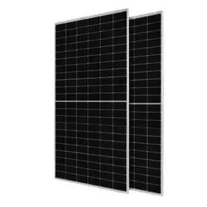 Zwei schwarze Sonnenkollektoren mit silbernem Rahmen, die aufrecht stehen und sich teilweise überlappen, vor einem weißen Hintergrund.