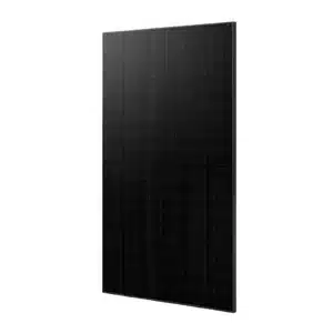 Ein schwarzes, rechteckiges Solarmodul, das aufrecht vor einem weißen Hintergrund steht. Es wird aus einem leichten Winkel gezeigt, so dass sein schmaler Rand und das Gittermuster auf der Oberfläche sichtbar werden.