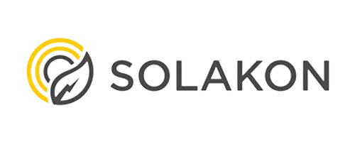 Logo von SOLAKON mit einem stilisierten Blatt in einem kreisförmigen gelben und grauen Muster, gefolgt von dem Wort SOLAKON in fetten, grauen Großbuchstaben.