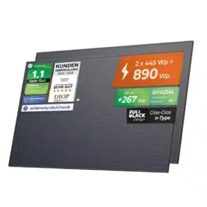 Zwei schwarze Solarmodule, die sich teilweise überlappen und Etiketten mit Angaben wie 2 x 445 Wp = 890 Wp, Bifacial, Full Black Design und verschiedenen Qualitätssiegeln und Bewertungen tragen.