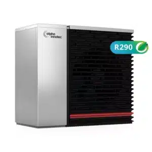 Ein modernes Wärmepumpen-Außengerät mit dem Logo alpha innotec auf dem silbernen Gehäuse, einem schwarzen Frontgitter und einem roten Akzent. Auf der rechten Seite befindet sich ein grünes Etikett mit dem umweltfreundlichen Kältemittel R290.