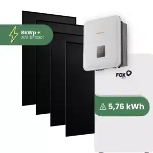 Abgebildet sind vier schwarze Solarmodule, ein weißer Wechselrichter und ein weißes Batteriesystem. Die grünen Etiketten zeigen "8 kWp + 30% bifazial" für die Module und "5,76 kWh" für die Batteriekapazität.