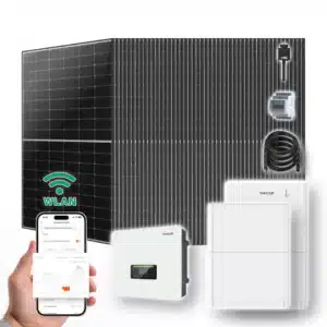 Ein Solarmodul-Kit mit einem WiFi-Symbol, einem Wechselrichter, einem Stromzähler, Kabeln, einem Batteriespeicher und einer Hand, die ein Smartphone hält, auf dem eine App zur Energieüberwachung angezeigt wird, alles auf weißem Hintergrund.
