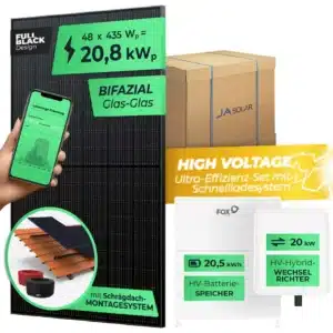 Ein Bausatz für ein Solarmodul, bestehend aus einem schwarzen bifacialen Glas-Glas-Solarmodul, einem Karton mit der Aufschrift JA Solar, Installationszubehör sowie einer weißen HV-Batterie und einem Hybrid-Wechselrichter mit einer angegebenen Leistung von 20,8 kWp.