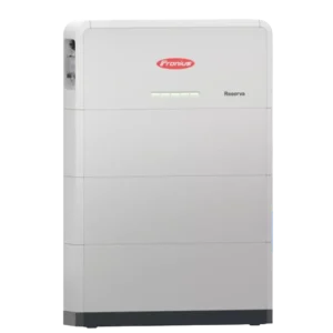 Ein weißer, rechteckiger Fronius-Energiespeicher mit der Bezeichnung Reserva, einer kleinen horizontalen LED-Anzeige und dem Fronius-Logo auf der Oberseite.