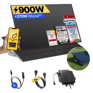 Ein 900-W-Bifacial-Solarmodul-Kit mit zwei 270-W-Modulen, Kabeln, einem Mikro-Wechselrichter und einer Smartphone-App zur Überwachung. Das Hauptpanel zeigt verschiedene Preisaufkleber und ist im Freien auf einer Wiese angebracht.