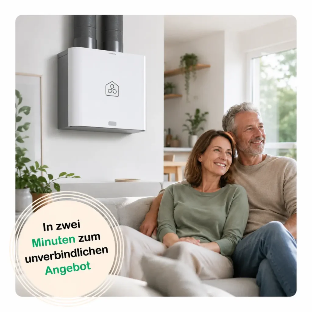 Ein lächelndes Paar sitzt auf einer Couch in einem hellen Wohnzimmer mit einem Wohnraumlüfter an der Wand hinter ihnen. Ein überlagerter Text lautet: In zwei Minuten zum unverbindlichen Angebot.
