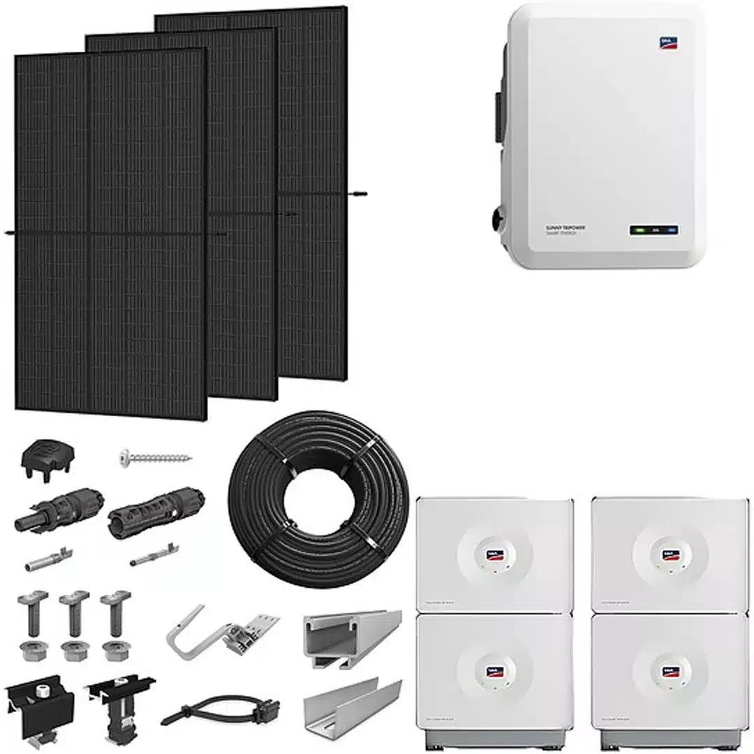 Ein Solarmodul-Kit mit drei schwarzen Modulen, einer weißen Steuereinheit, vier weißen Batteriemodulen, Kabeln, Steckern, Halterungen, Schrauben und anderem Installationsmaterial auf weißem Hintergrund.