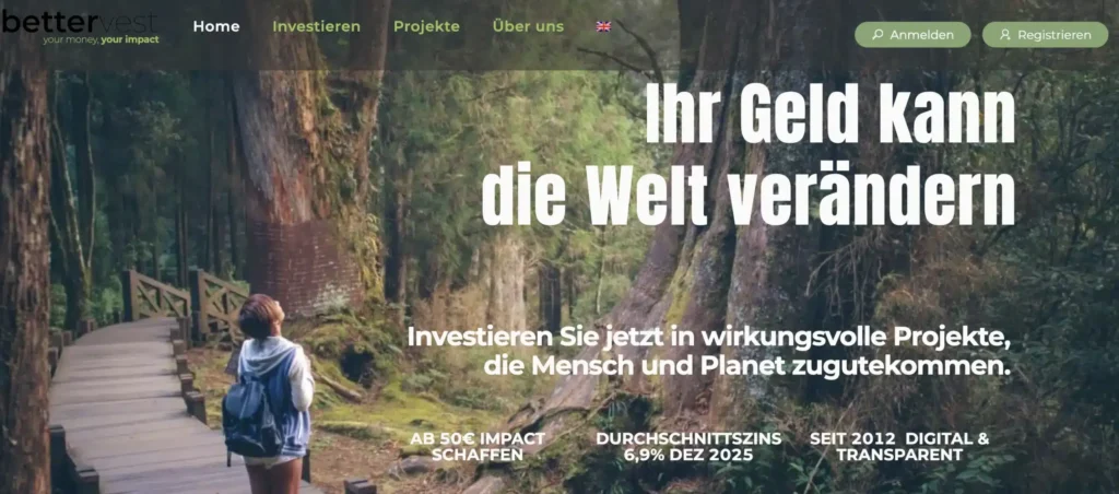 Eine Person mit einem Rucksack geht auf einem Holzsteg durch einen üppig grünen Wald. Der deutsche Text auf dem Bild wirbt für wirkungsorientiertes Investieren mit bettervest zum Wohle der Menschen und des Planeten.