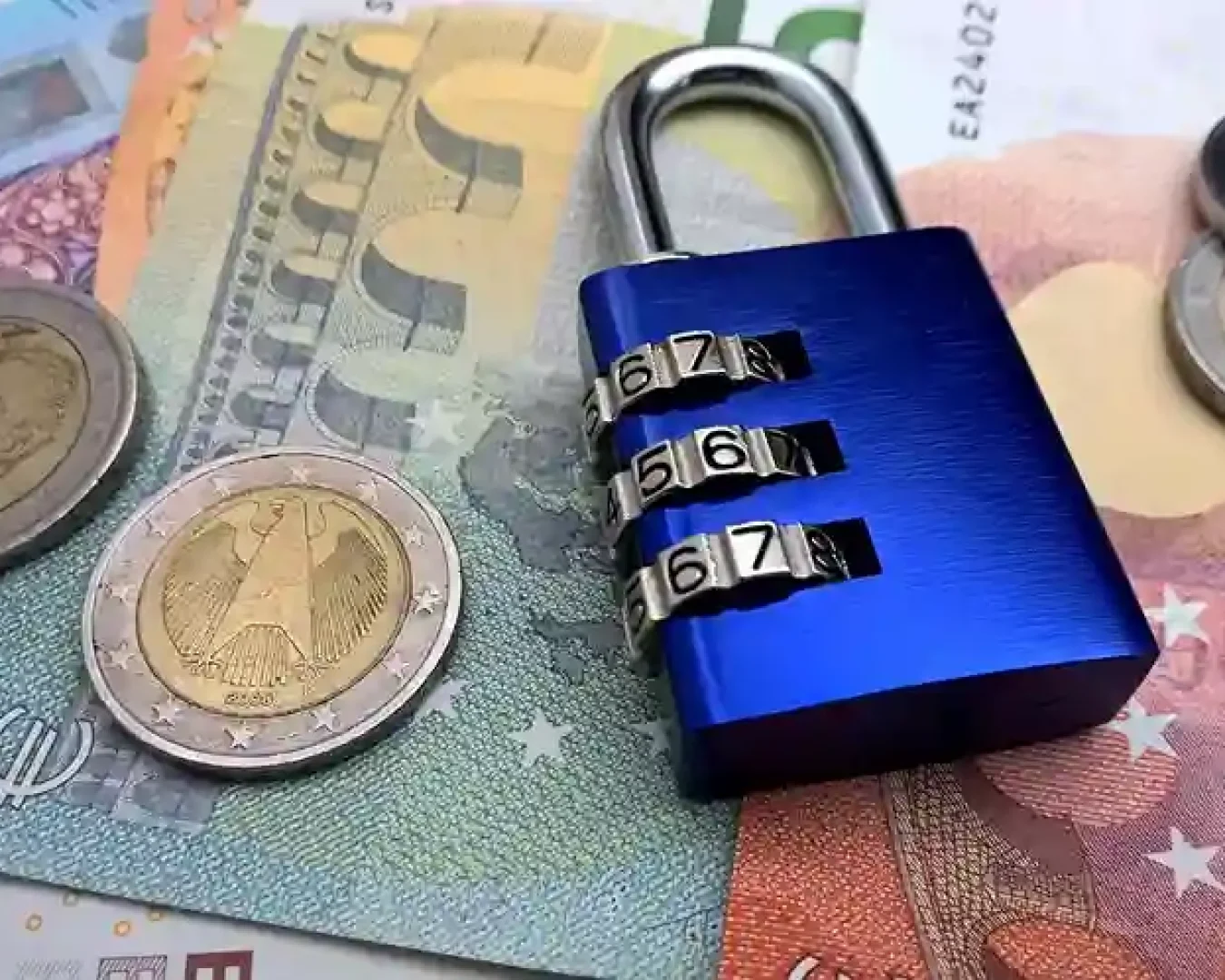 Auf den Euro-Banknoten und -Münzen ist ein blaues Kombinationsschloss angebracht, das die Sicherheit oder den Schutz des Geldes symbolisiert, ähnlich wie die Sicherheit, die ein Festgeldvergleich bietet.