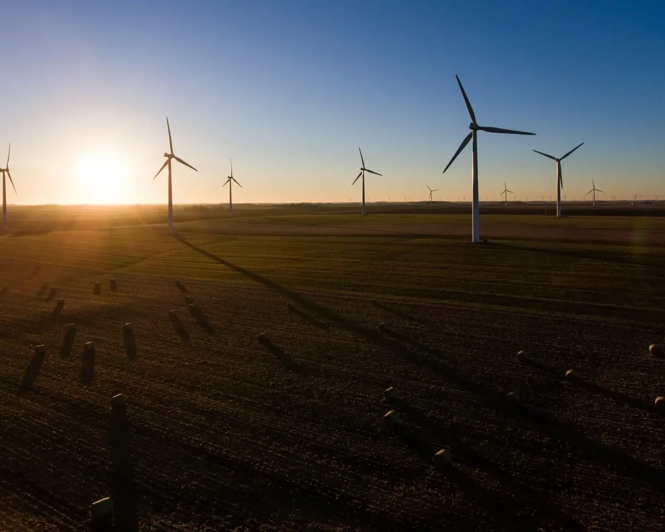 Windpark im Sonnenaufgang